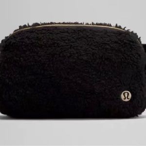 NEW WITH TAGS Lululemon Everywhere Fleece Belt Bag black shearling